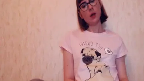 Kinky-Russische Shemale mit Brille streichelt ihren zierlichen Schwanz