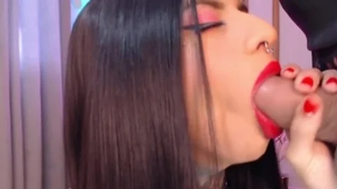 Leckere Shemale gibt ihrer Freundin einen tiefen Blowjob