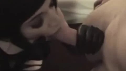 Zwei böse Kerle stupsen einen einzelnen Ladyboy an