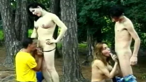 Zwei Männer brachten Trancedoxien in den Wald, um sich gegenseitig die Penisse zu verschlingen