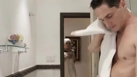 Atrapo a mi hermanastro sin ropa en un baño