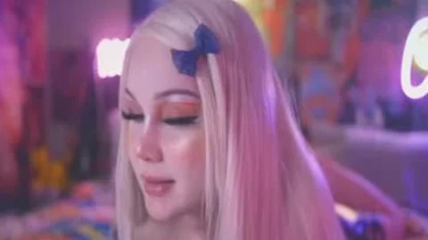 Blonde 18-jährige Transsexuelle fickt mit Analdildo