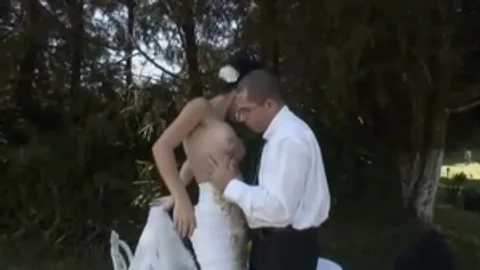 Wütendes Nageln nach der Hochzeit