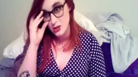 große attraktive Frau Rothaarige volljähriger Teenager Sheboy masturbiert Schwanz