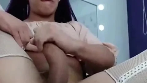 Schlanke Latino-Teenagerin mit großem Schwanz spielt auf der Cam in Nylonstrümpfen und fingert ihr Arschloch