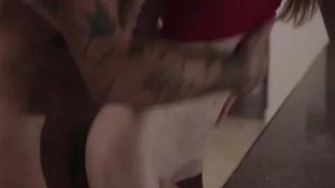 La bionda snella di TBabe, Crystal Thayer cavalca il cazzo da 25 cm del suo ragazzo in un letto a baldacchino.