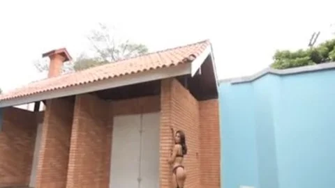 chica salvaje Latina trans es analizada