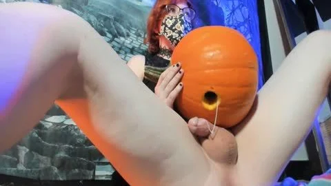 Schlimmster Halloween-Perversling aller Zeiten:  Transgirl knallt einen Kürbis