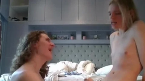 A Ts le gusta tragarse la vara de su amiga trans