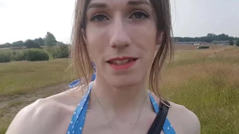 Culo al aire libre en mi vestido de verano, sin pantalones públicos y dedo perforado