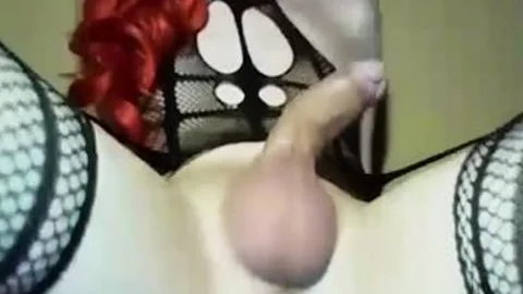 Rothaarige T-Girl gibt uns eine schmutzige Solomasturbation
