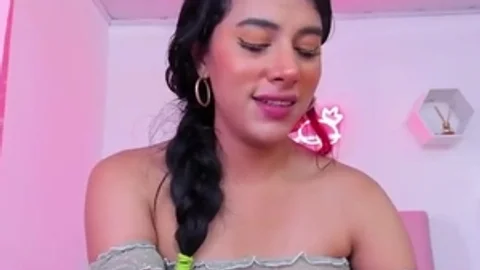 Flaca colombiana trans juguetes con culo grande y jala su gran pene en la cámara web