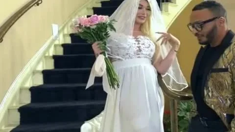 Neue Braut erhält einen Blowjob von ihrem Ehemann