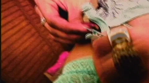Hübsches Brünnettes Haar in Unterwäsche befriedigt zwei günstige Twinks im Laden