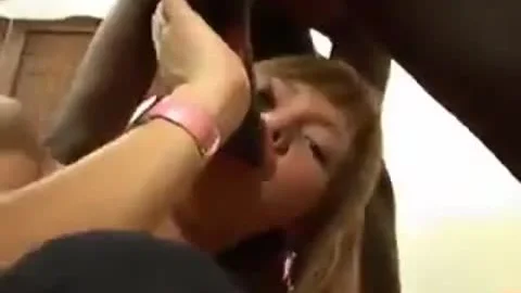 leckeres T-Girl, das die Liebe zu einem dunklen XXXL-10 Pfunder hat