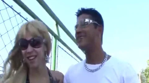Ladyboy procace che ottiene un bastone scuro nell’anale.