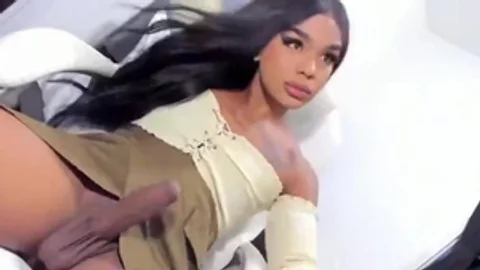 Transe Ladyboy wichst vor der Webcam