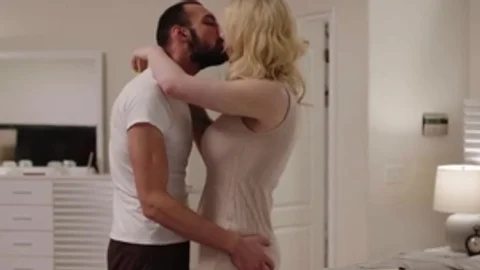 Modischer Bettverkäufer erhält seinen Arsch-Bunch-Sex von Ladyman-Kunden