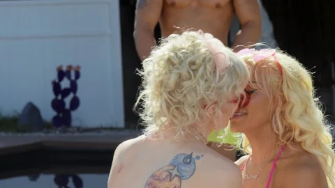 Trans Angels: Нанесение ударов возле бассейна для Изи и Бритни