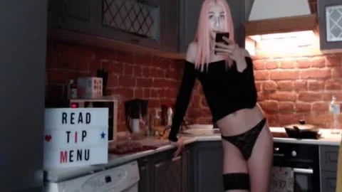 Kochen, während man in einem Tanga wild ist
