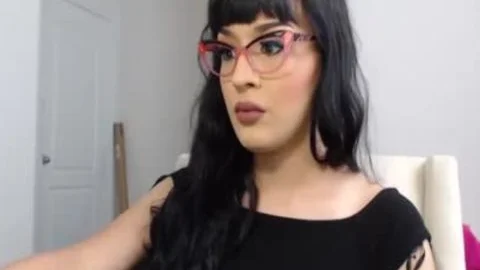 Solo haarig im Sexy-Dessous Latino Ladyboy Masturbieren