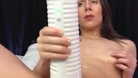 Üppige Transfrau mit natürlichen Brustknospen masturbiert Mit einem Dildo