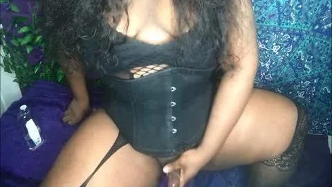große, sexy Frau mit einem riesigen Kitzler und einer großen Ladung Sperma
