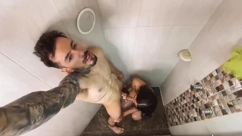 Tomando una ducha con un transexual sabroso