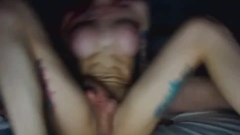 Sara Salazar reitet und Penis-Saft fließt