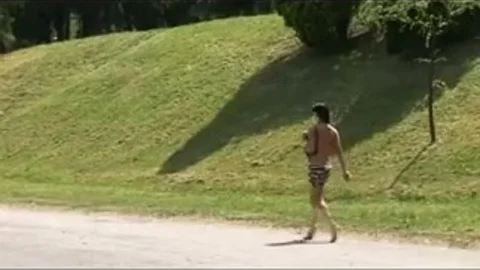 Esta travesti de ébano É uma verdadeira beleza pornográfica.