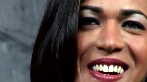 Italienische Lady-Teenager genießen einen Dreier mit einem geilen Kerl von Manica2
