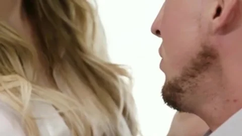 Normalmente no me gusta el romance en la oficina, pero...- Casey Kisses