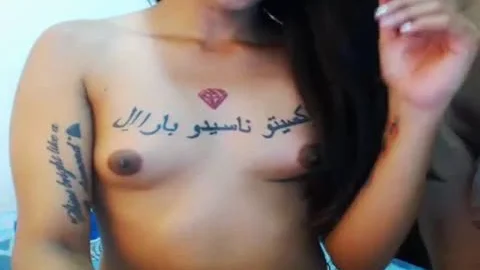 Arabiische Lady spielt vor der Webcam