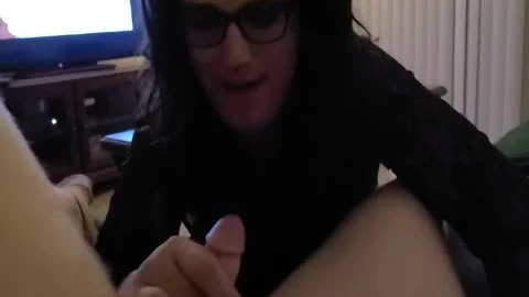 Transmädchen trinkt größte Ladung