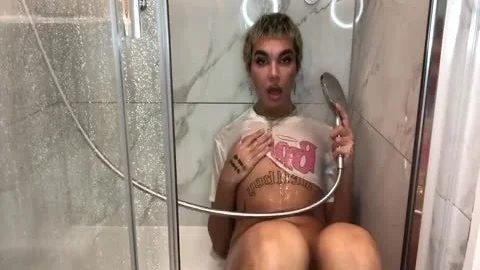 dicke Oberschenkel, buschiger Schwanz Transen Dusche
