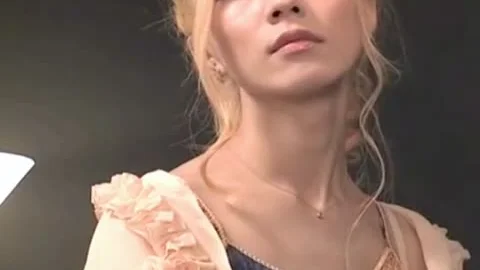 Schlanke Blonde fickt einen Mann, den sie in einer Bar aufgegabelt hat