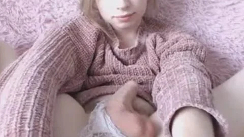 Schuldlos aussehende Blondine spielt mit ihrem Penis