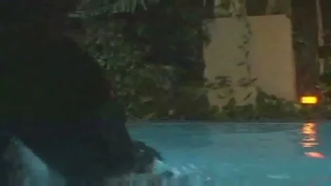 rubia fascinante con nudo analizado por la piscina