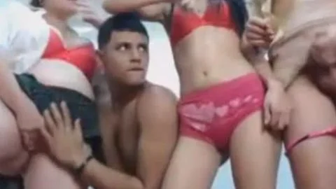 Glücklicher Junge vergewaltigt Transen und zwei Frauen