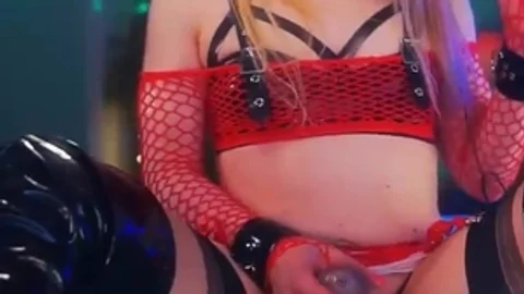 Kleine Titten Shemale Cutie masturbiert mit einem weißen Dildo aus Latex