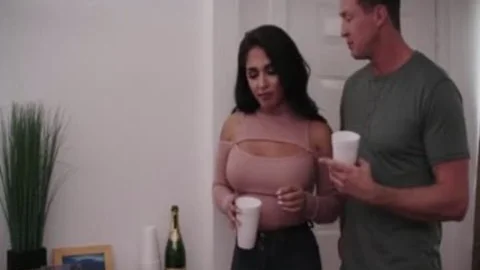 Tbabe Jane Marie behandelt Pierce Paris großen Schwanz mit einem Experten BJ