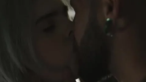 Lustiger Twink wachte früh auf und war bereit, mit dem Babe zu ficken. Ella Hollywood