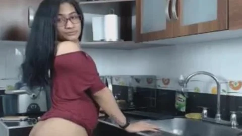 Nerdige Transe blinkt mit einem riesigen Penis und Arschloch