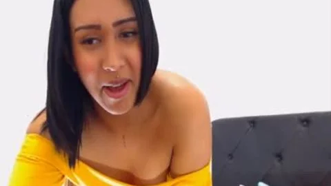 Transe in Gelb möchte dir einen Lapdance geben