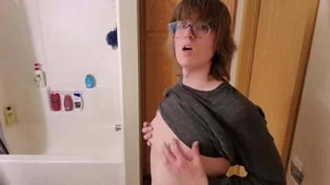 Chica trans Stephanie rocía enorme flujo de crema para bolas por todo el piso del baño