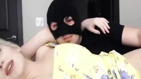 Ein Einbrecher verdirbt den Ladyboy von nebenan