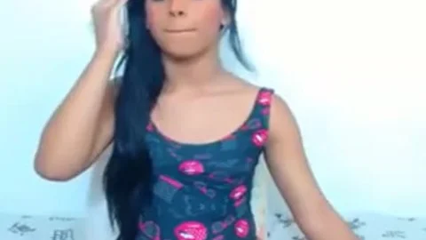 Tgirl mit größtem Penis im Strumpfanzug masturiert