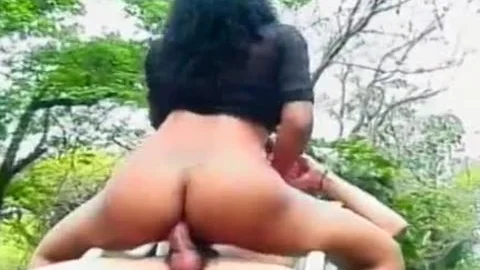 Zwei lateinische Ladyboys mit kleinen Milchkannen schlagen zwei Twink auf der Straße