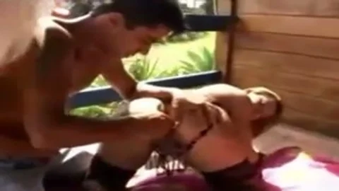 Süßer Kerl spalt zwei Ladyboy-Kackern