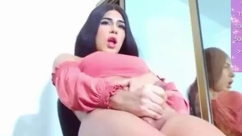 Sexy Latina Chick Teen Trans Playgirl wichst ihren großen Schwanz ab